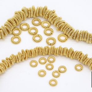 Pu&ograve; includere: Cerchietti per capelli in metallo dorato a forma di spirale. I cerchietti per capelli sono disposti in due file, con alcuni cerchietti singoli sparsi davanti. I cerchietti per capelli sono un accessorio popolare per donne e ragazze.