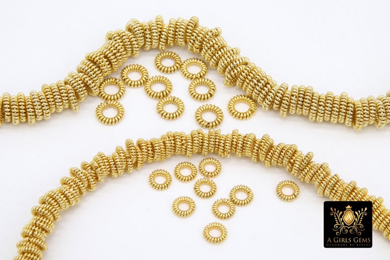 Pu&ograve; includere: Cerchietti per capelli in metallo dorato a forma di spirale. I cerchietti per capelli sono disposti in due file, con alcuni cerchietti singoli sparsi davanti. I cerchietti per capelli sono un accessorio popolare per donne e ragazze.