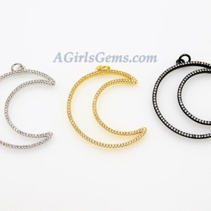 Pu&ograve; includere: Tre ciondoli a forma di mezzaluna con una pav&eacute; di strass trasparenti. I ciondoli sono disponibili in argento, oro e nero.