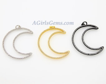 Puede incluir: Tres colgantes en forma de media luna con un engaste pavé de diamantes de imitación transparentes. Los colgantes están disponibles en plata, oro y negro.