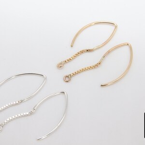 Pu&ograve; includere: Due paia di ganci per orecchini con catene delicate. La coppia superiore &egrave; dorata e la coppia inferiore &egrave; argentata.