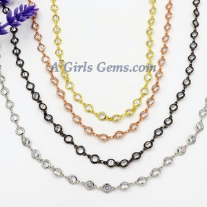 K&ouml;nnte beinhalten: Vier Ketten in verschiedenen Farben mit klaren runden Steinen. Die Ketten sind silber, schwarz, ros&eacute;gold und gold. Die Ketten sind alle gleich lang und liegen in einer Reihe. Der Text "AGirlsGems.com" ist in der Mitte des Bildes sichtbar.