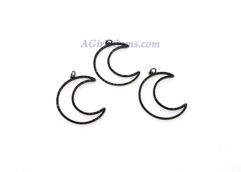 Pu&ograve; includere: Tre ciondoli in metallo nero a forma di mezzaluna con accenti di cristallo nero. I ciondoli misurano circa 3,8 cm di lunghezza.