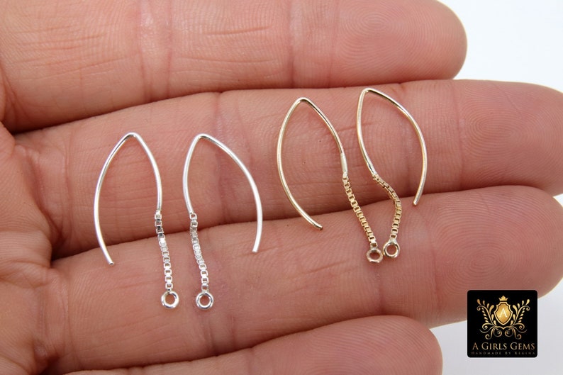 Pu&ograve; includere: Due paia di ganci per orecchini, un paio &egrave; d'argento e l'altro &egrave; d'oro. Entrambe le paia hanno una piccola catena attaccata al gancio.