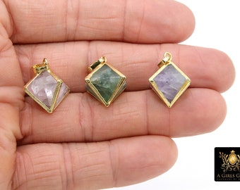 Könnte beinhalten: Drei vergoldete Anhänger mit verschiedenen farbigen Edelsteinen. Die Anhänger sind diamantförmig und haben ein facettierten Design. Die Edelsteine sind rosa, grün und lila.