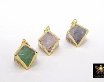 Könnte beinhalten: Drei goldgerahmte Edelstein-Anhänger, jeder in einer anderen Farbe: grün, rosa und lila. Die Anhänger sind diamantförmig und haben eine goldene Öse zum Aufhängen.