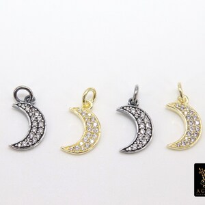 Pu&ograve; includere: Quattro ciondoli a forma di mezzaluna con accenti di cristallo trasparente. I ciondoli sono disponibili in finiture argento, oro e nero.