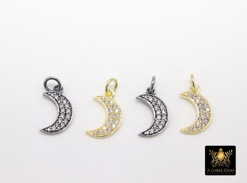 Pu&ograve; includere: Quattro ciondoli a forma di mezzaluna con accenti di cristallo trasparente. I ciondoli sono disponibili in finiture argento, oro e nero.