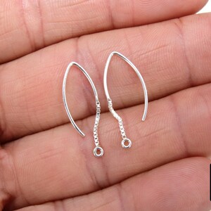 Pu&ograve; includere: Un paio di ganci per orecchini in argento con una piccola catena attaccata a ogni gancio.