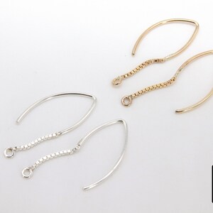 Pu&ograve; includere: Due paia di ganci per orecchini con catene delicate. Un paio &egrave; d'oro e l'altro d'argento.