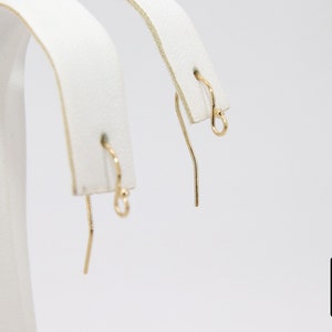 Puede incluir: Un par de ganchos para pendientes de color dorado. Los ganchos est&aacute;n hechos de un alambre fino y delicado y tienen un dise&ntilde;o simple y elegante.