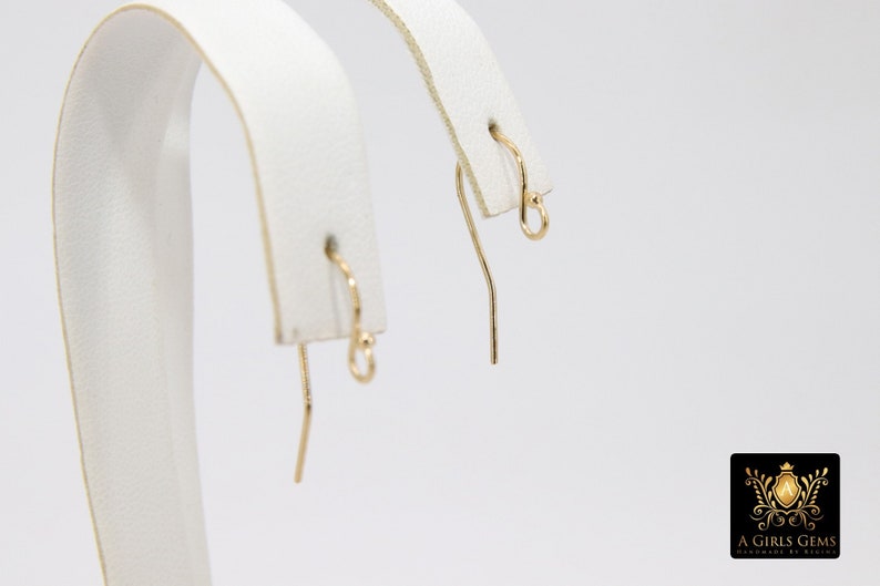Puede incluir: Un par de ganchos para pendientes de color dorado. Los ganchos est&aacute;n hechos de un alambre fino y delicado y tienen un dise&ntilde;o simple y elegante.