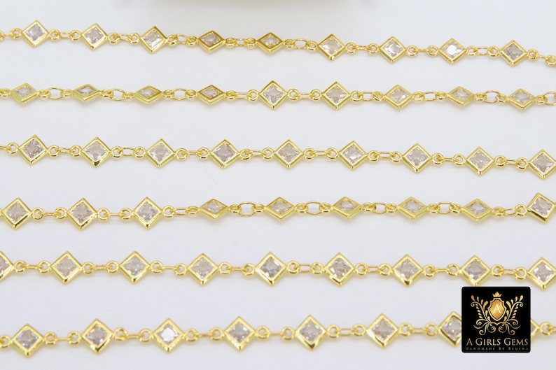 K&ouml;nnte beinhalten: F&uuml;nf Str&auml;nge goldener Kette mit quadratischen, klaren Steinen. Die Kette besteht aus kleinen, miteinander verbundenen Metallteilen.