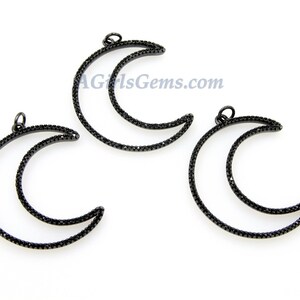 Pu&ograve; includere: Tre ciondoli a forma di mezzaluna in metallo nero con accenti di cristallo nero. Ogni ciondolo ha un anello nella parte superiore per essere attaccato a gioielli.