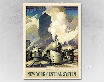 Op de afbeelding: Een vintage reisposter voor het New York Central System, met een trein met stoom die uit de motor opstijgt, tegen een achtergrond van een stadsbeeld met een hoog gebouw en wolken. De tekst op de poster luidt "For the Public Service, New York Central System".