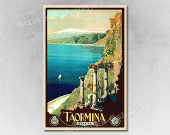 Puede incluir: Póster vintage de viaje que anuncia Taormina, Italia. El póster presenta una vista panorámica del mar Mediterráneo con una montaña cubierta de nieve en el fondo. Las ruinas de un antiguo templo griego se encuentran en primer plano, con el texto "Taormina, Italia" en la parte inferior.