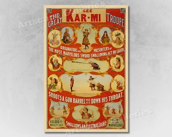 Può includere: Un manifesto vintage che pubblicizza il Great Kar-Mi Troupe, un gruppo di mangiatori di spade. Il manifesto presenta uno sfondo rosso con accenti dorati e illustrazioni degli artisti che ingoiano spade, sparano barili di pistola nella gola e ingoiano lampadine elettriche. Il testo recita "Vedi il Great Kar-Mi Troupe, Originatori e Presentatori dell'Atto di Inghiottire Spade Più Meraviglioso sulla Terra."