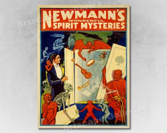 Può includere: Un manifesto vintage che pubblicizza "Newmann's Wonderful Spirit Mysteries." Il manifesto presenta un mago in smoking, uno scheletro e diversi diavoli rossi. Il manifesto è su uno sfondo blu con una varietà di oggetti magici, tra cui una chitarra, una tromba, un tamburello e una carta da gioco.