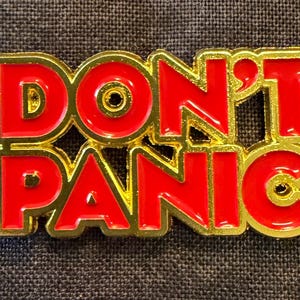 Emaljnål med "Don't Panic" | Brosch med djärvt retrocitat | Accessoar med ryggsäck, hatt och jacka