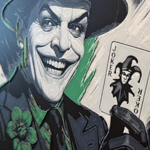 Peut inclure: Panneau en bois rustique avec l'inscription "Welcome to our home" en lettres blanches. Le panneau pr&eacute;sente une finition vieillie et un design simple et accueillant.