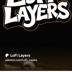 Peut inclure: Une tasse en c&eacute;ramique blanche avec une anse noire et le texte "But First, Coffee" dans un style manuscrit. La tasse est pos&eacute;e sur une surface blanche. La tasse mesure environ 10 cm de haut.