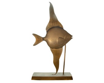 Escultura moderna de deco brass angelfish de mediados de siglo en la base