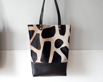 Unique black leather shopper with giraffe cowhide print. Sturdy shopperbag for daily use.