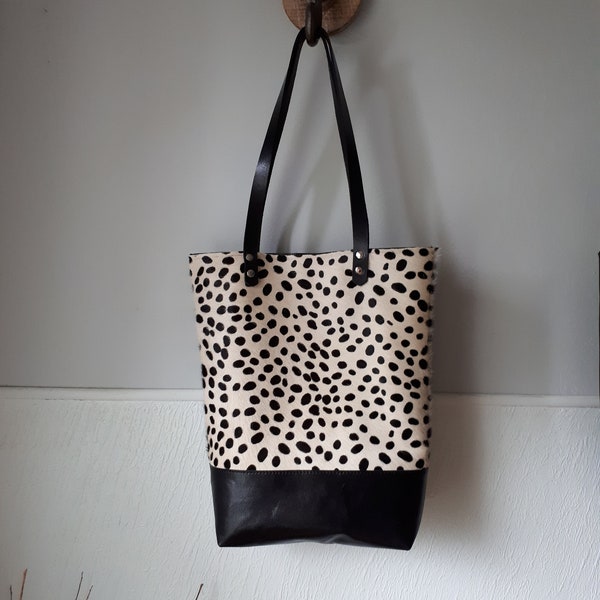Zwarte leren shopper tas met dalmatiër print gemaakt van stevig en stoer leer voor op je werk, op school of tijdens het reizen