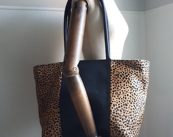 Bolsa shopper de couro preta com pelos na pele e estampa de leopardo - Ousada e estilosa.
