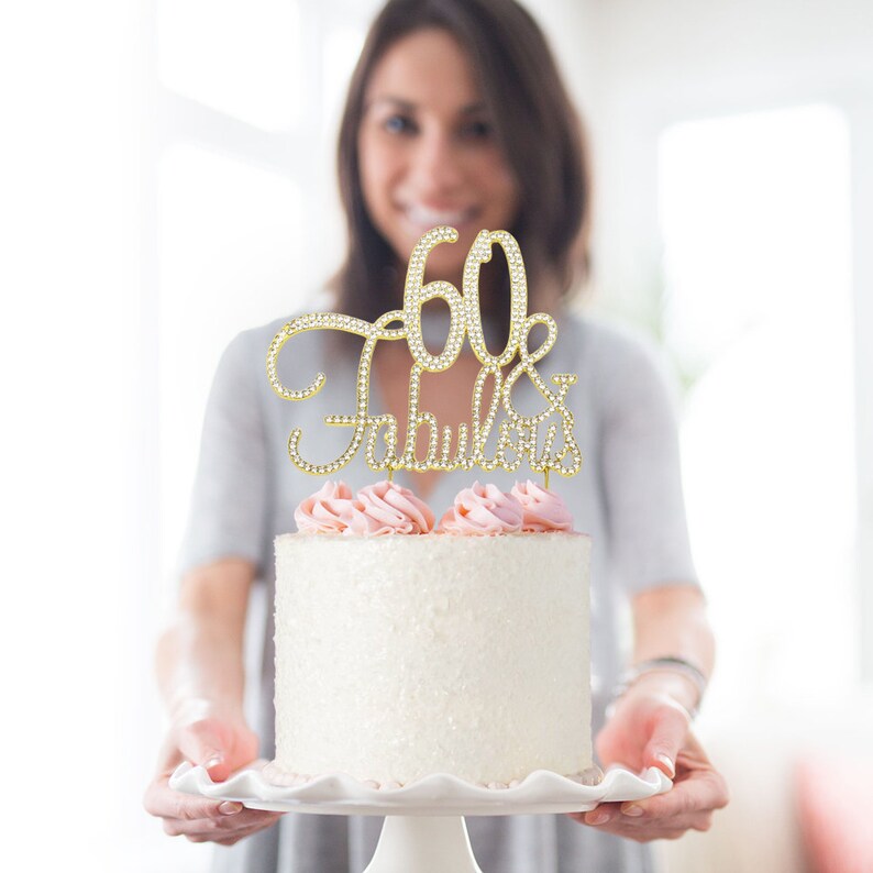 Adorno para tarta de 60 cumpleaños - DORADO 60 y fabulosa - Ideas divertidas para decorar el 60 cumpleaños - Diamantes de imitación brillantes - Recuerdo perfecto imagen 7