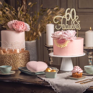 Adorno para tarta de 60 cumpleaños - DORADO 60 y fabulosa - Ideas divertidas para decorar el 60 cumpleaños - Diamantes de imitación brillantes - Recuerdo perfecto imagen 2