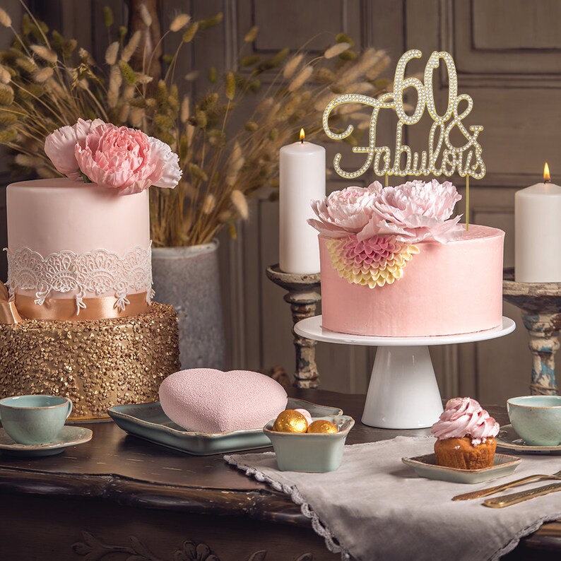 Adorno para tarta de 60 cumpleaños - DORADO 60 y fabulosa - Ideas divertidas para decorar el 60 cumpleaños - Diamantes de imitación brillantes - Recuerdo perfecto imagen 2