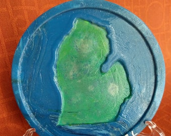 The Mitten - Lower Michigan, round, recycled plastic , alcohol inked green, decorative tile with blue background
