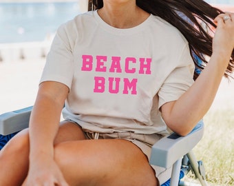 Koszulka z nadrukiem „Beach Bum” z przodu / „Ocean Sunset” z tyłu – unisex | Koszulki wakacyjne | Koszulki plażowe | Koszulki letnie | Koszulki z grafiką na wakacje |