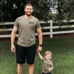 Love My Dad / Dad - 2er Set Shirts - Olive w/ Black | Vater und Sohn Shirts | Vatertagsgeschenk | Vater und Tochter passende Shirts