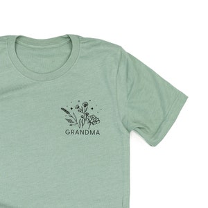 GRANDMA - Bouquet - Pocket Size - Unisex Tee | Grandma Shirt | Shirt for Grandma | Mother&#39;s Day Gift | Grandma Gift | Graphic Tee | Floral