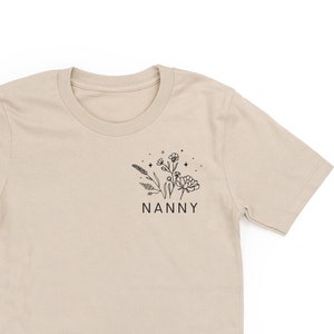NANNY - Bouquet - Taschengröße - Unisex Tee | Nanny Shirt | Shirt für Nanny| Muttertagsgeschenk | Nanny Geschenk | Grafik Tee | Florales Shirt |