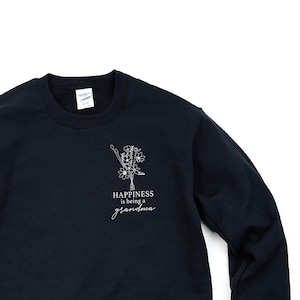 Könnte beinhalten: Ein marineblaues Sweatshirt mit weißem Blumendesign und dem Text "Happiness is being a grandma" in Schreibschrift. Das Sweatshirt hat einen Rundhalsausschnitt.