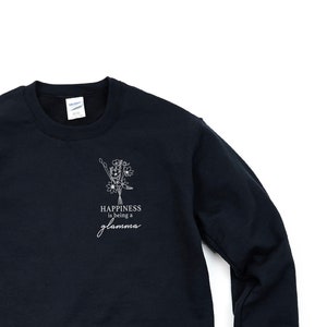 Könnte beinhalten: Schwarzer Pullover mit einem weißen grafischen Design eines Blumenstraußes und dem Text "Happiness is being a grandma".