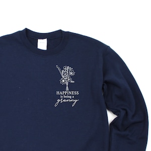 Könnte beinhalten: Navyblauer Sweatshirt mit einem weißen Blumenmuster und dem Text "Happiness is being a granny".