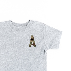 Aangepaste CAMO Initial Tee - GRAY | Peuter Camo Print Tee | Naam Shirt voor Little Boys | Kindershirt| Het Overhemd | van de peuter Monogram T-shirt