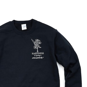 Könnte beinhalten: Schwarzer Pullover mit einem weißen Blumenmuster und dem Text "Happiness is being a mima" auf der Vorderseite.