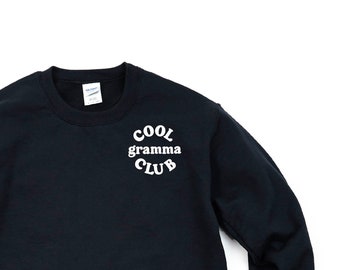 COOL Gramma CLUB – Taschendesign – BASIC Fleece Crewneck | Gramma Grafik-T-Shirt | Muttertagsgeschenk | Geschenk für Oma | Ich liebe meine Crew |