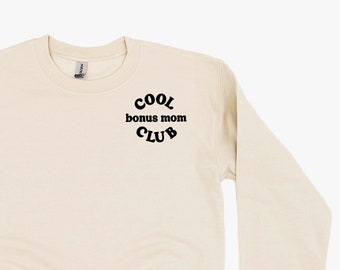 COOL Bonus Mom CLUB – Taschendesign – BASIC Fleece Crewneck | Bonus Mom Grafik-T-Shirt | Muttertagsgeschenk | Ich liebe meine Crew | Bonus-Mama-Geschenk |