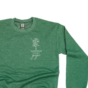 Blumenstrauß-Stil - Glück ist ein GIGI - BASIC FLEECE Rundhalsausschnitt | Gigi Grafik T-Shirt | Muttertagsgeschenk | Geschenk für Gigi | Liebe meine Crew |