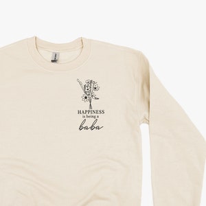 Bouquet-Stil – Happiness is Being a BABA – BASIC FLEECE Crewneck | Baba Grafik-T-Shirt | Muttertagsgeschenk | Geschenk für Baba | Ich liebe meine Crew |