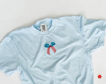 Geborduurd Comfort Colors T-shirt - patriottische strik (midden) | 4 juli-outfit | Onafhankelijkheidsdag-shirt | Damesaccessoires |