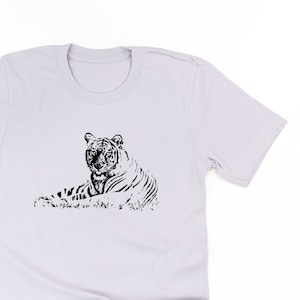 TIGER - Camiseta Unisex / Camisa de zoológico / Camiseta gráfica / Camisas para mamás / Regalo del Día de la Madre / Vida de mamá / Camisa de zoológico para mamá / Camisa de zoo Crew