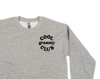 COOL Grammy CLUB – Taschendesign – BASIC Fleece Crewneck | Grammy Grafik-T-Shirt | Muttertagsgeschenk | Geschenk für Grammy | Ich liebe meine Crew |