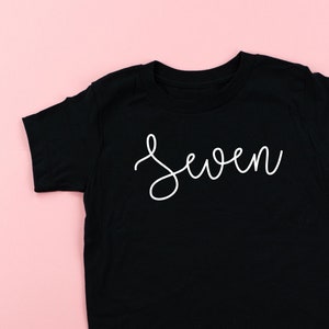 Geburtstag Nummer SIEBEN © CURSIVE FONT | Kleinkind Mädchen Shirt | Geburtstag Mädchen Shirt | Shirt für Kleine Mädchen | Mädchen T-Shirts | Baby Mädchen Shirt